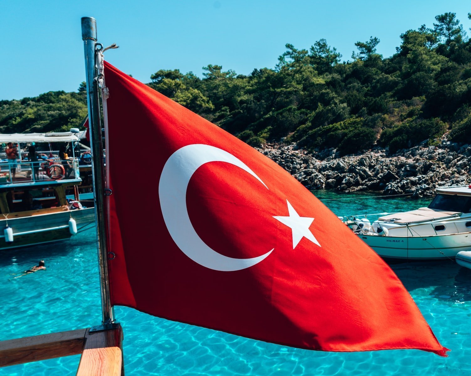 Bodrum : Activités et attractions 1 red and white flag close-up photography