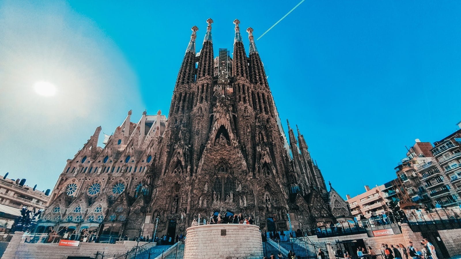Barcelone : Activités et attractions 1 brown concrete building under blue sky during daytime