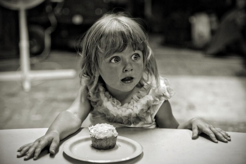 Les Offres Prime Day 2022 2 girl in front of cake