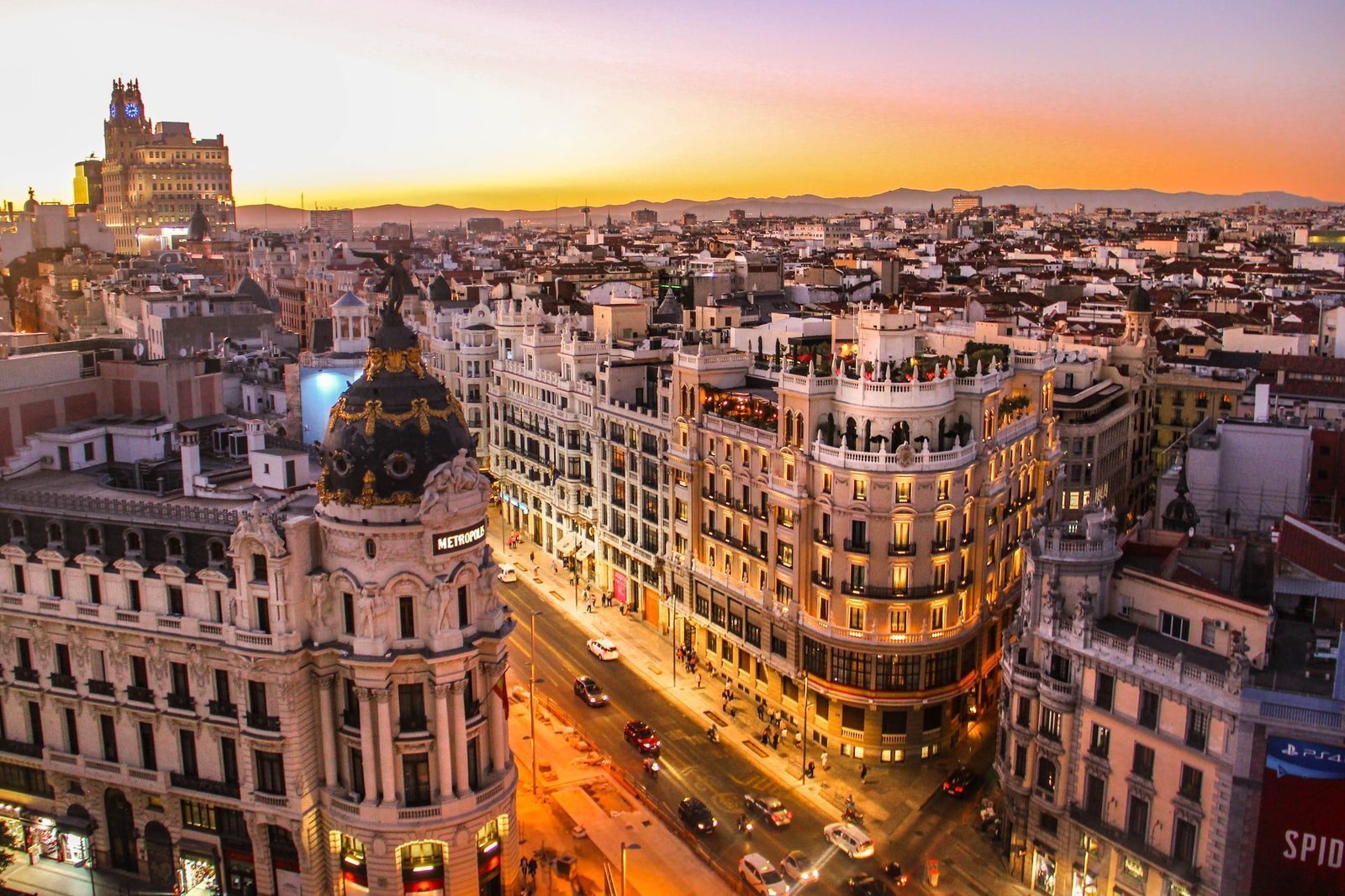 Madrid : Activités et attractions 1 aerial photography of vehicles passing between high rise buildings