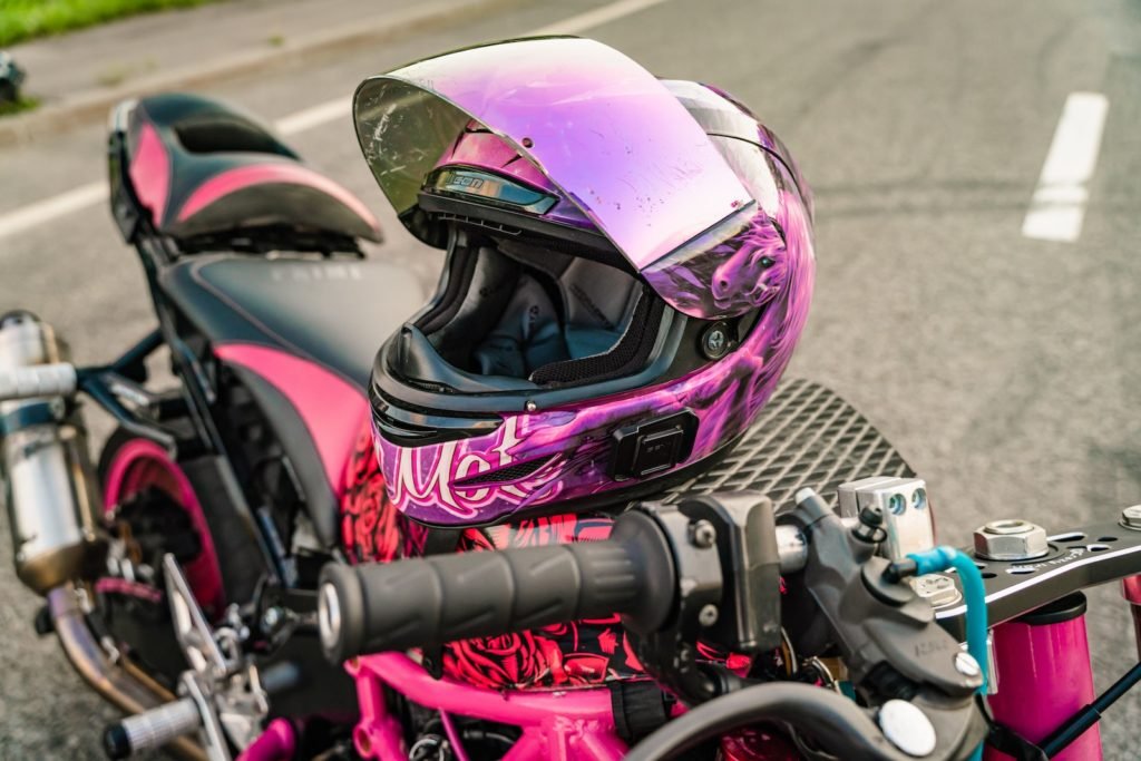 Faut-il acheter un casque moto sur Aliexpress? 2 Pink Helmet on Pink and Black Motorcycle