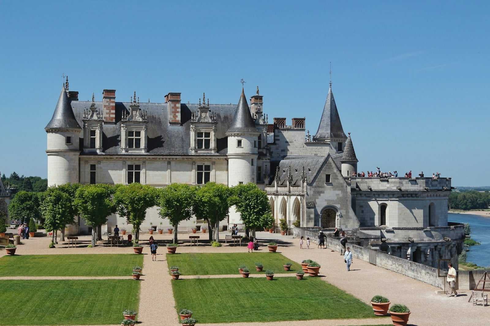 Amboise : Activités et attractions 1 people walking on green grass field near white concrete building during daytime